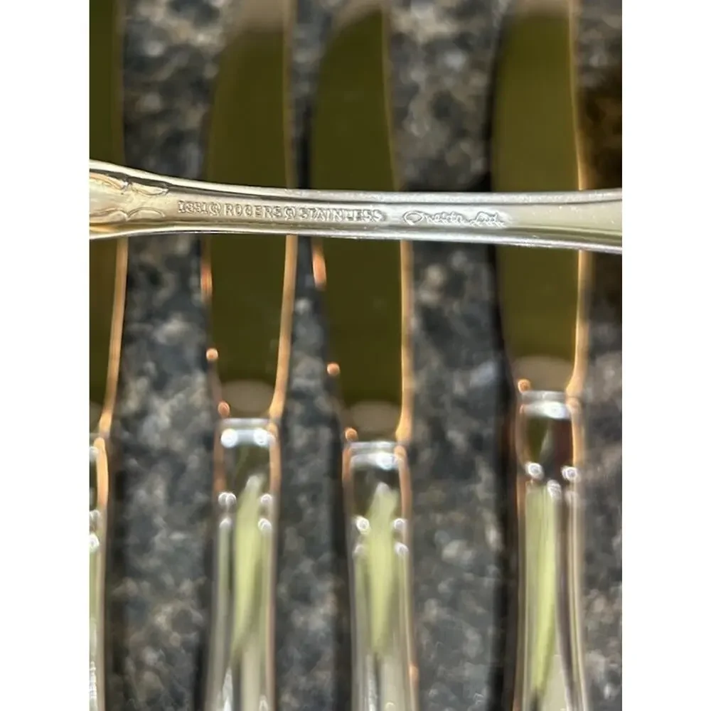 1881 Rogers Oneida LTD True Arbor Rose Set- 4 Dinner Knives 1 Fork Stainless